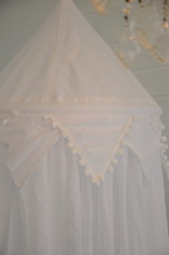 Snghimmel vit med pompom fransar