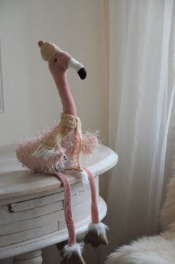 Mjukdjur flamingo med mössa, sittande
