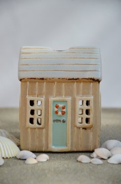 Keramikhus, beige med turkos dörr, Ib Laursen
