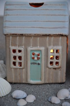 Keramikhus, beige med turkos dörr, Ib Laursen