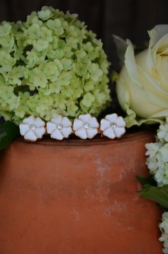 Hårklämma, vita blommor