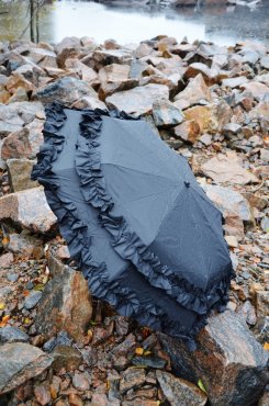 Paraply, svart m volanger, kort, Molly Marais